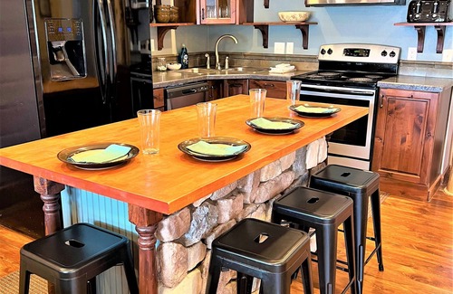 Custer House | Unforgettable Stay at Grand Historic Lodge, Family-Friendly