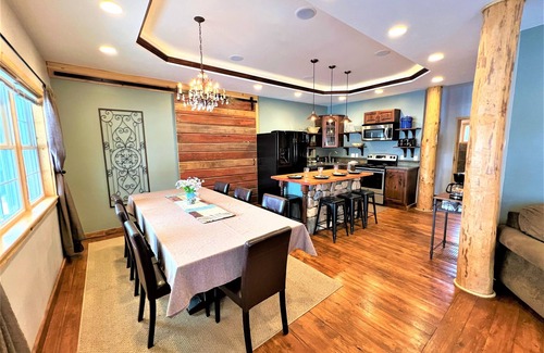 Custer House | Unforgettable Stay at Grand Historic Lodge, Family-Friendly