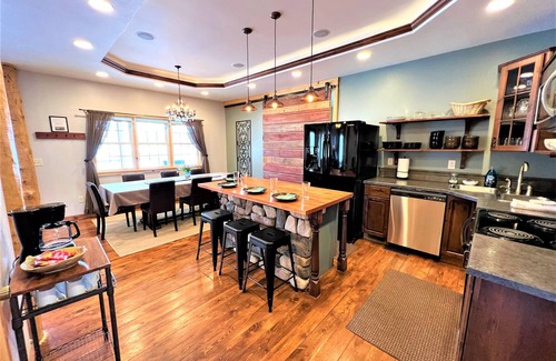 Custer House | Unforgettable Stay at Grand Historic Lodge, Family-Friendly