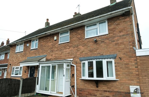 Walsall House | Comfortable Home with Private Parking for Families