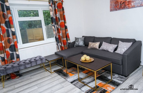 Walsall House | Comfortable Home with Private Parking for Families
