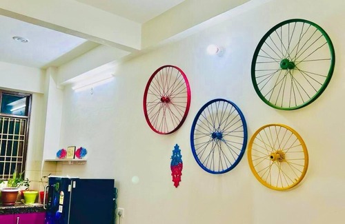 Varanasi Apartment | Experience 7 Kiwi's Elegant Stay with Family-Friendly Amenities