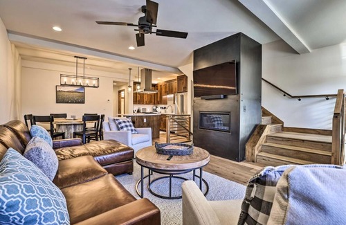 Frisco House | Ideal Frisco Townhome with Hot Tub - Rated 10/10 by Guests