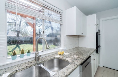 Carrell Oaks House | Pet-Friendly Retreat: 3B/2B Near Downtown with Patio