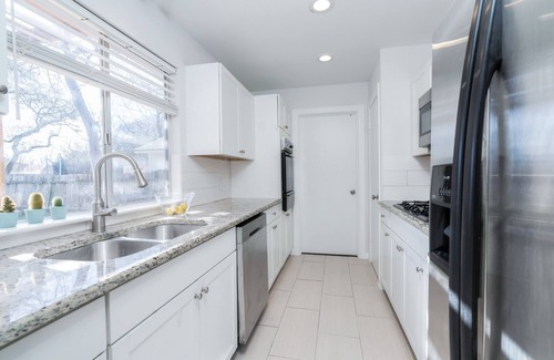 Carrell Oaks House | Pet-Friendly Retreat: 3B/2B Near Downtown with Patio