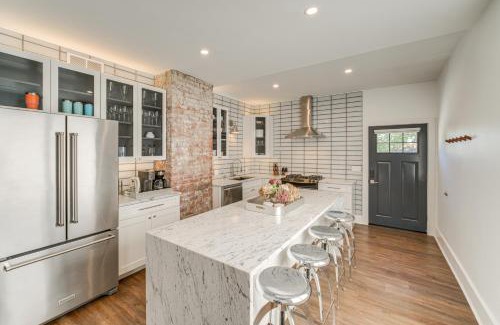 Old Brooklyn Apartment | 7 Mi to Dtwn and Lake Erie Sleek Cleveland Apt!