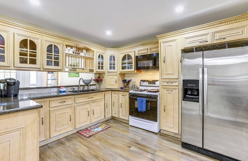 Southeast Houston House | 7 Mi to Dtwn Houston: Family Home w/Patio & Yard