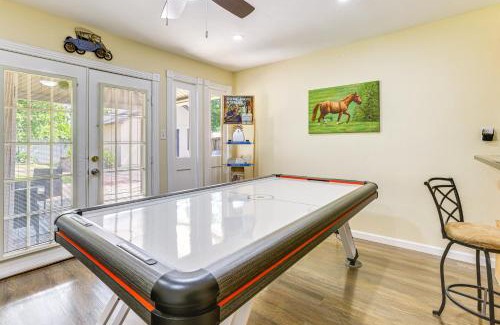 Southeast Houston House | 7 Mi to Dtwn Houston Family Home with Patio and Yard