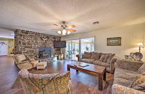 Rogers Villa | Rogers Villa with Pond - Pet & Child Friendly Retreat