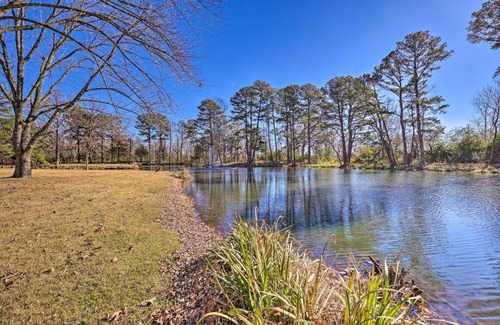 Rogers Villa | Rogers Villa with Pond - Pet & Child Friendly Retreat
