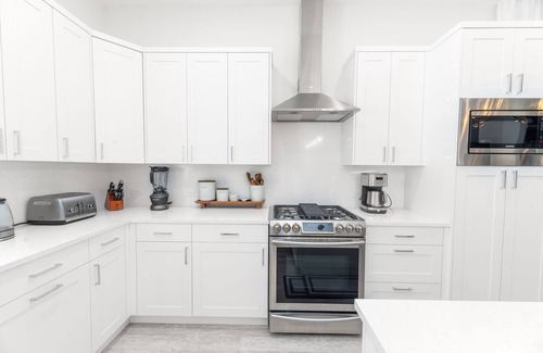 West Bay Condo | 7 Mile Beach Penthouse with Pool View and Rooftopn