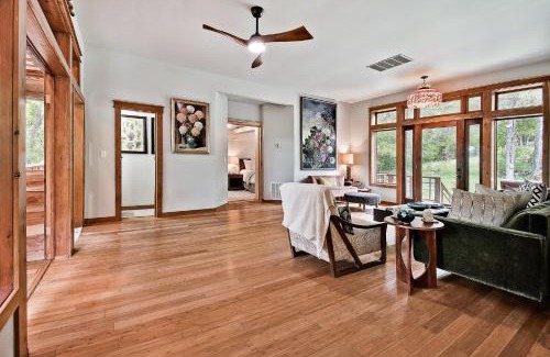 Eureka Springs House | Inviting Whispering Hollow: Family-Friendly Getaway Awaits