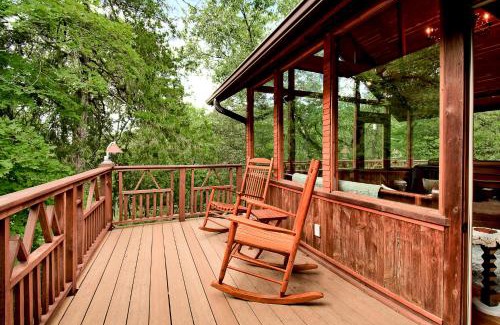 Eureka Springs House | Inviting Whispering Hollow: Family-Friendly Getaway Awaits