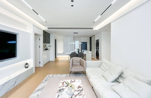 Downtown Shanghai Apartment | 7-min walk from Yuyuan Garden