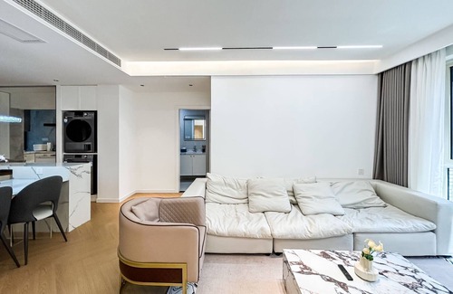 Downtown Shanghai Apartment | 7-min walk from Yuyuan Garden