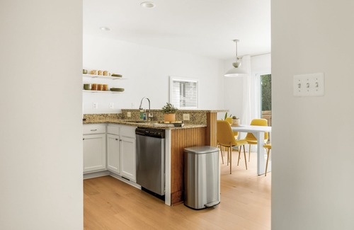 Issue House | 7 mins to the beach! Fire Pit, BBQ, Games, Fully Equipped Kitchen & Beach Gear
