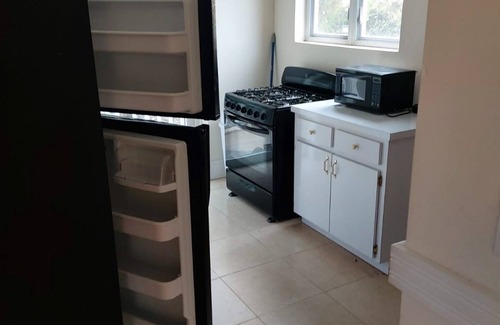 Eastern Road Cottage | Private Ground Floor Cottage Just 7 Min to the Beach