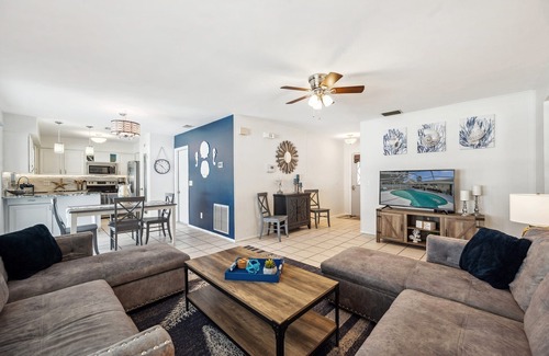 Anona House | Relaxing Retreat: 7-Minutes to Beach with Heated Pool