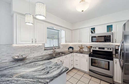Anona House | Relaxing Retreat: 7-Minutes to Beach with Heated Pool