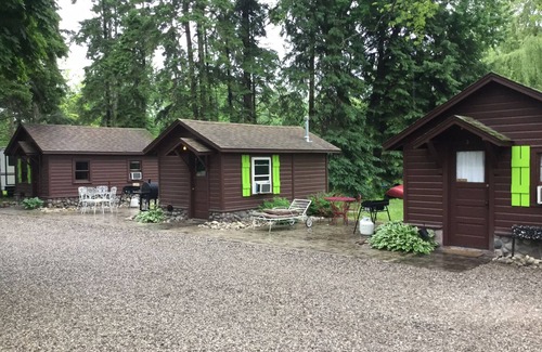 Honor Cabin | Discover 7 Cozy Cabins on the Platte River - Guest Rated 10/10!