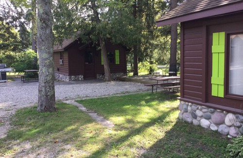 Honor Cabin | Discover 7 Cozy Cabins on the Platte River - Guest Rated 10/10!