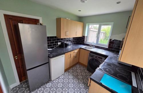Huddersfield House | 7 nights 10 percent Off, WiFi, Parking, Sleeps 8