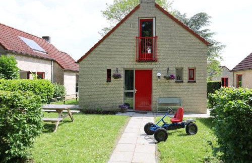 Ewijk House | Family-Friendly Retreat with Firepit, Garden & Swimming Lake