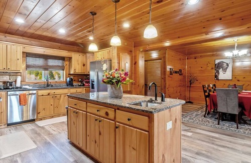 Rutherfordton Cabin | Beautiful Log Cabin with Spa and Hot Tub Near TIEC