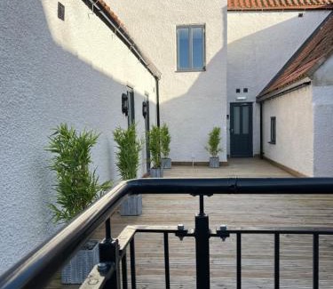 Worksop Apartment | Family-Friendly 7 Plants Yard: Perfect for Your Getaway