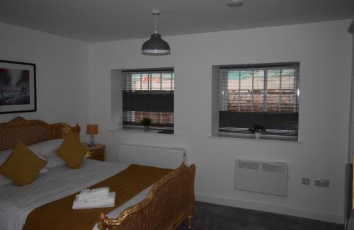 Worksop Apartment | Family-Friendly 7 Plants Yard: Perfect for Your Getaway