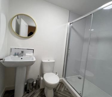 Worksop Apartment | Family-Friendly 7 Plants Yard: Perfect for Your Getaway