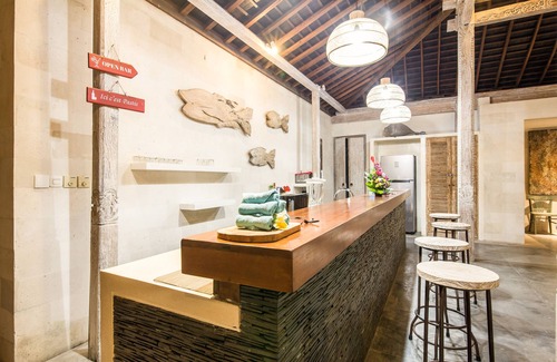 Padonan Villa | Beachside Villa with Private Pool & Sundeck for 10 Guests