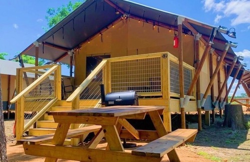 Sutherland Springs Cabin | Discover Son’s Rio Cibolo Safari Cabin with Pool & Spa