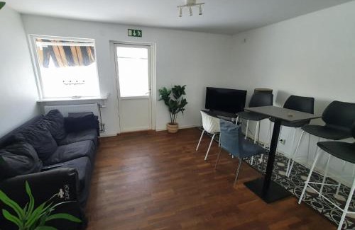 Berga Villa | 7 sovrum 8 bäddar 9 sovplatser