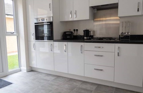 Milton Keynes House | Charming 7 Swiftsure: Family-Friendly 4 Bedroom Retreat