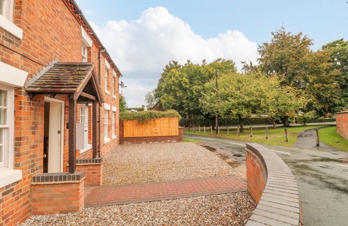 Lichfield Cottage | Pet-Friendly 7 THE GREEN in Whittington, Rated 10/10