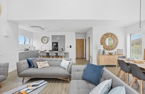 North Buckland Cottage | Discover 7 The Vista: Pet-Friendly Ecohome with Hot Tub