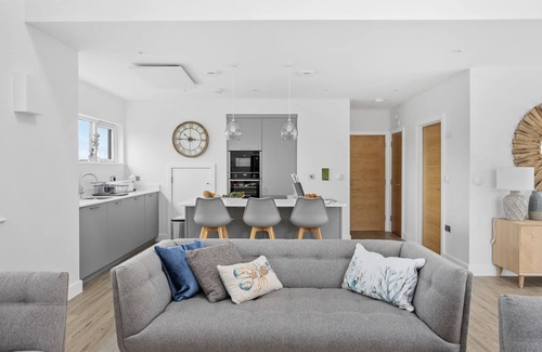 North Buckland Cottage | Discover 7 The Vista: Pet-Friendly Ecohome with Hot Tub