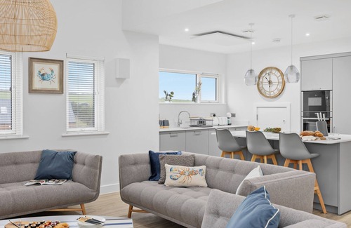 North Buckland Cottage | Discover 7 The Vista: Pet-Friendly Ecohome with Hot Tub