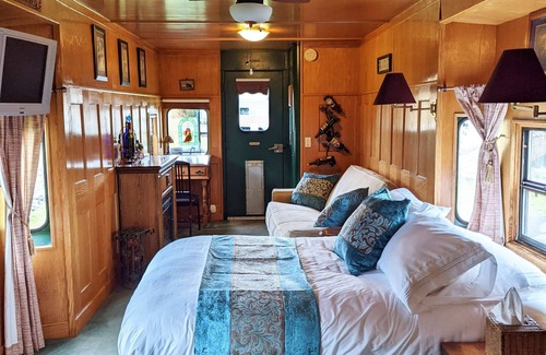 Sequim Hotel | Unique Themed Cabooses with Kitchen & Pet-Friendly Perks