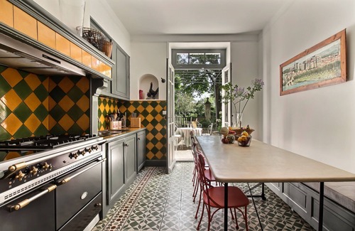 Graveson House | Premier 7 to 10 BR Village House with Heated Pool & Ocean View