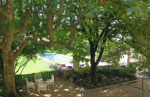 Graveson House | Premier 7 to 10 BR Village House with Heated Pool & Ocean View