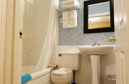 Carleton Place Hotel | Eco-Friendly Comfort at 7 West Motel with Breakfast Included