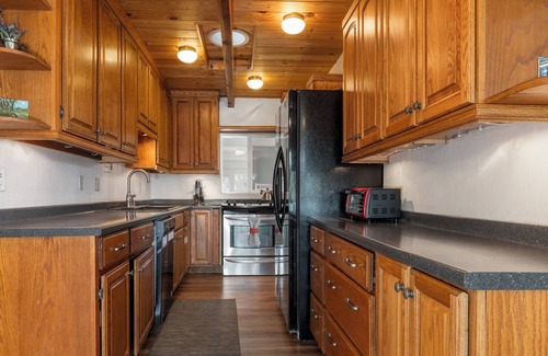 Bradley Cabin | Discover Woodpecker House: Private Peninsula with Dock