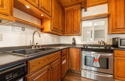 Bradley Cabin | Discover Woodpecker House: Private Peninsula with Dock