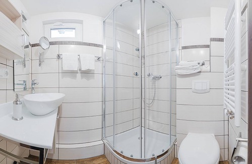 Lohr am Main House | Comfortable Stay at 7 Zwerge Übernachtungspension
