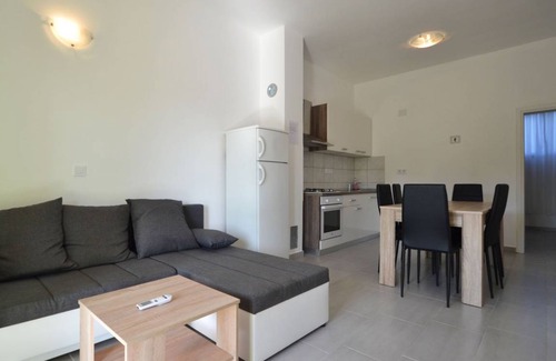 Maslenica Apartment | Spacious 2-Bedroom Apartment with Kitchen for 4 Guests