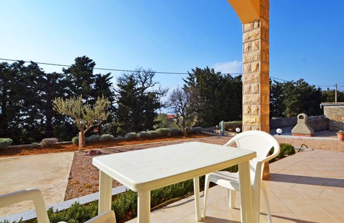 Maslenica Apartment | Spacious 2-Bedroom Apartment with Kitchen for 4 Guests