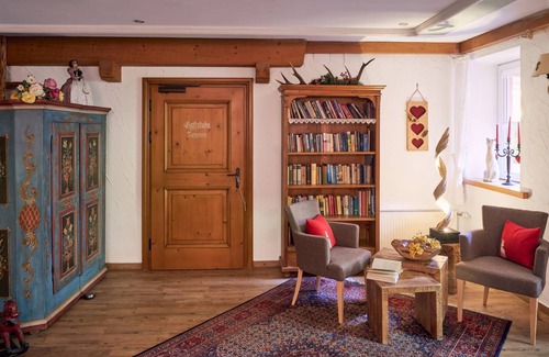 Unterjoch Hotel | Spacious 2-Bedroom Family Retreat with Breakfast Included