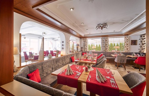 Unterjoch Hotel | Spacious 2-Bedroom Family Retreat with Breakfast Included